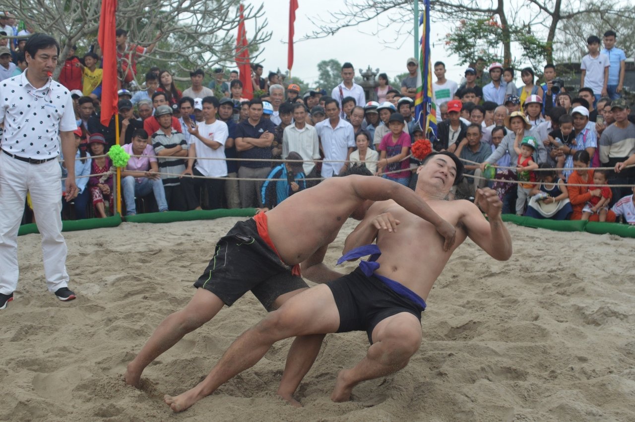 kich-tinh-xem-trai-lang-quan-nhau-tren-soi-vat-ngay-dau-nam
