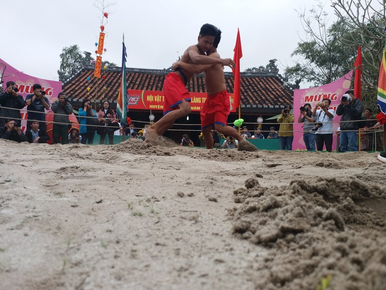 kich-tinh-xem-trai-lang-quan-nhau-tren-soi-vat-ngay-dau-nam