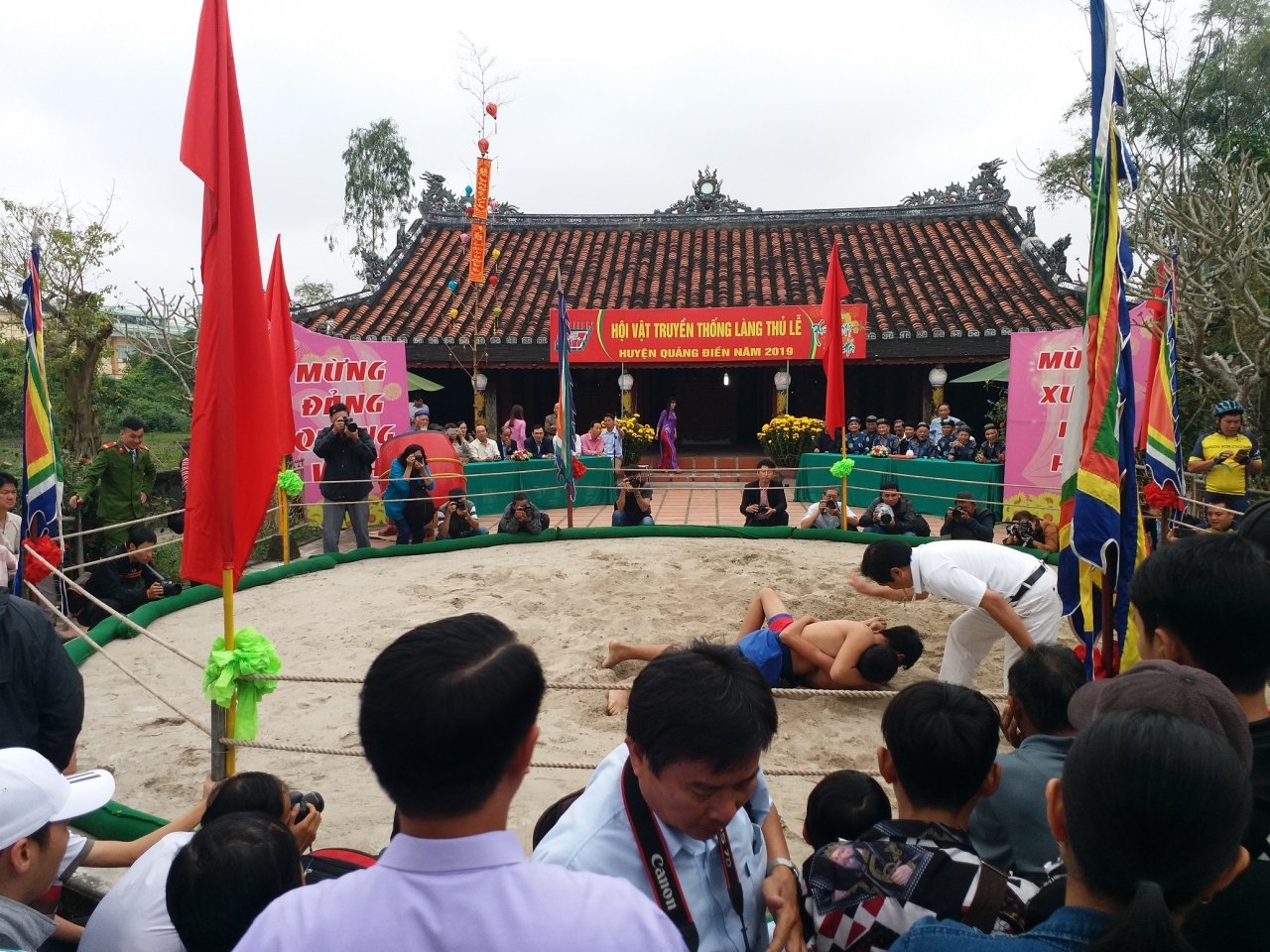 kich-tinh-xem-trai-lang-quan-nhau-tren-soi-vat-ngay-dau-nam