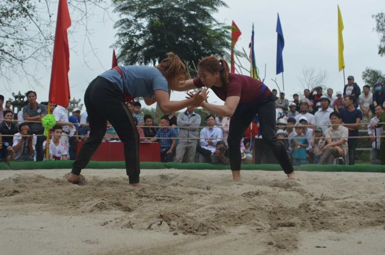 kich-tinh-xem-trai-lang-quan-nhau-tren-soi-vat-ngay-dau-nam