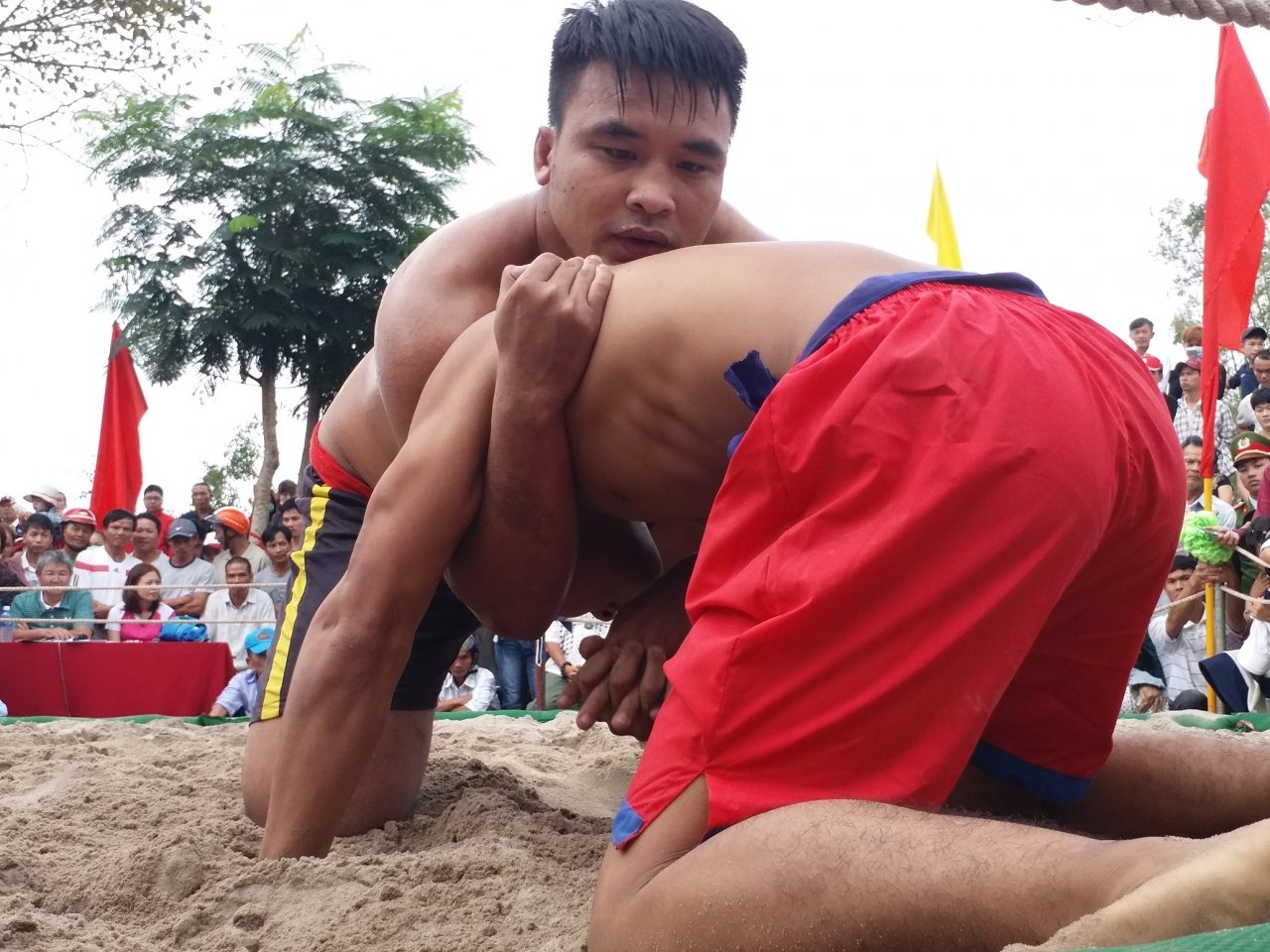 kich-tinh-xem-trai-lang-quan-nhau-tren-soi-vat-ngay-dau-nam