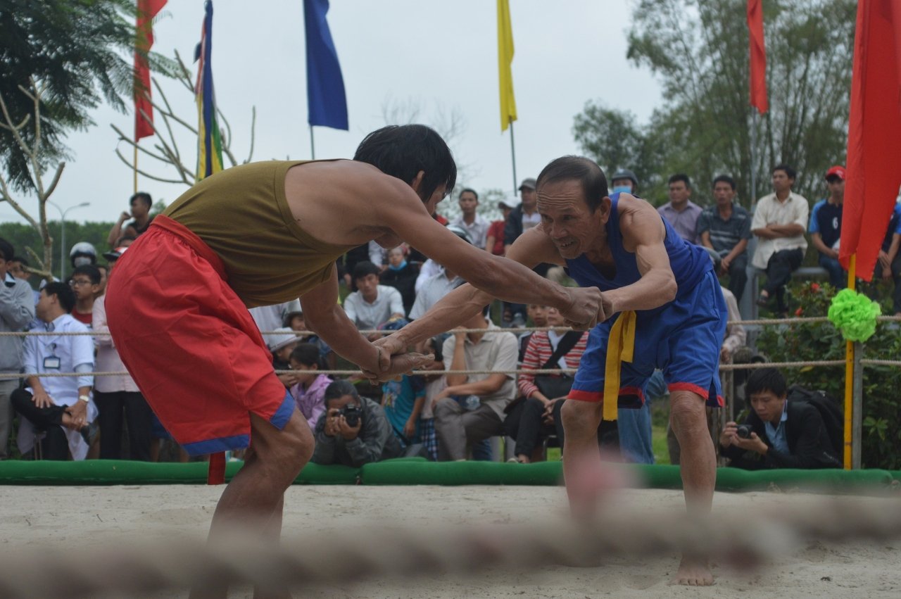 kich-tinh-xem-trai-lang-quan-nhau-tren-soi-vat-ngay-dau-nam