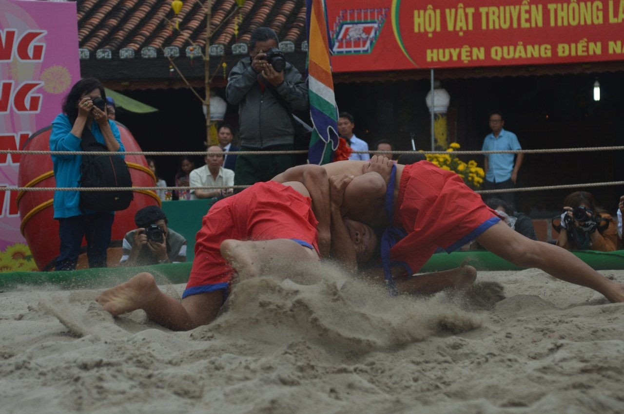 kich-tinh-xem-trai-lang-quan-nhau-tren-soi-vat-ngay-dau-nam