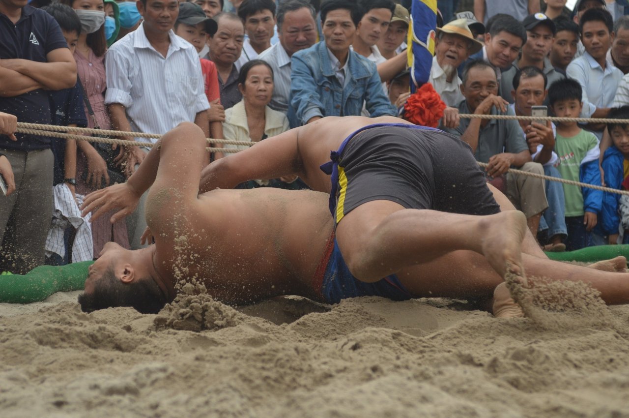 kich-tinh-xem-trai-lang-quan-nhau-tren-soi-vat-ngay-dau-nam