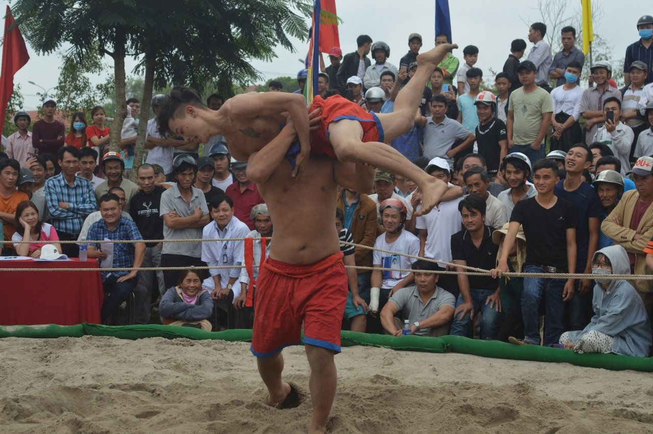 kich-tinh-xem-trai-lang-quan-nhau-tren-soi-vat-ngay-dau-nam