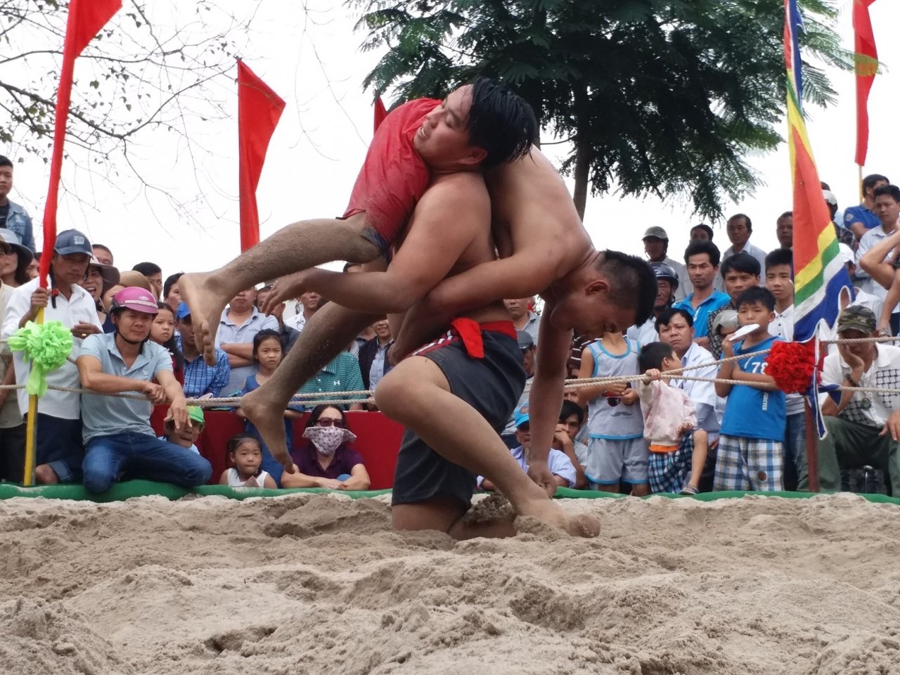 kich-tinh-xem-trai-lang-quan-nhau-tren-soi-vat-ngay-dau-nam