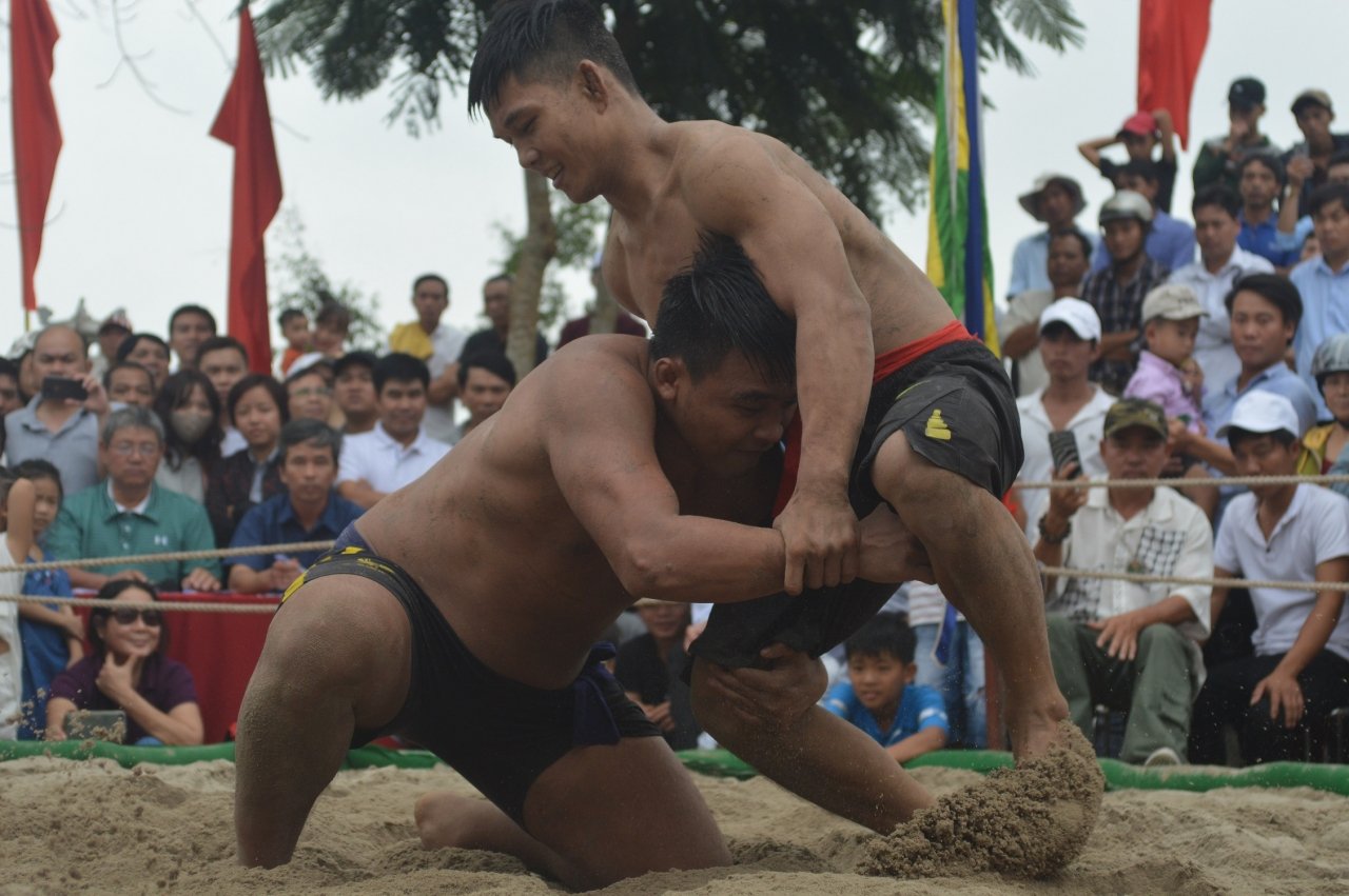 kich-tinh-xem-trai-lang-quan-nhau-tren-soi-vat-ngay-dau-nam