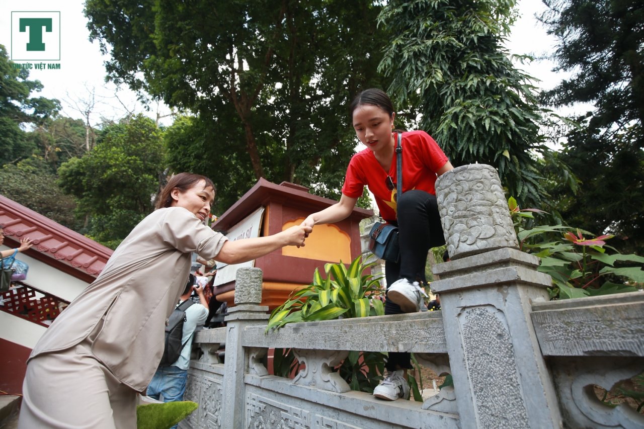 me-be-con-chau-be-ba-leo-tuong-du-le-chua-huong
