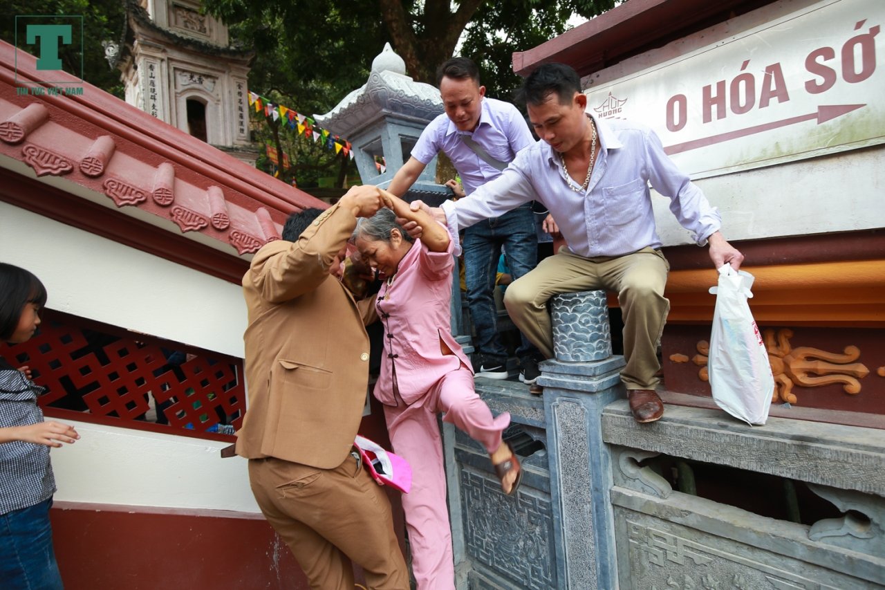 me-be-con-chau-be-ba-leo-tuong-du-le-chua-huong