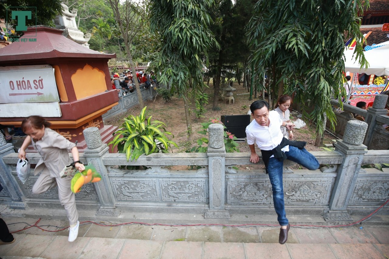 me-be-con-chau-be-ba-leo-tuong-du-le-chua-huong