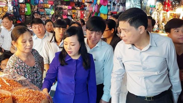 xu-ly-manh-tay-quang-cao-thuc-pham-chuc-nang-tren-mang-xa-hoi