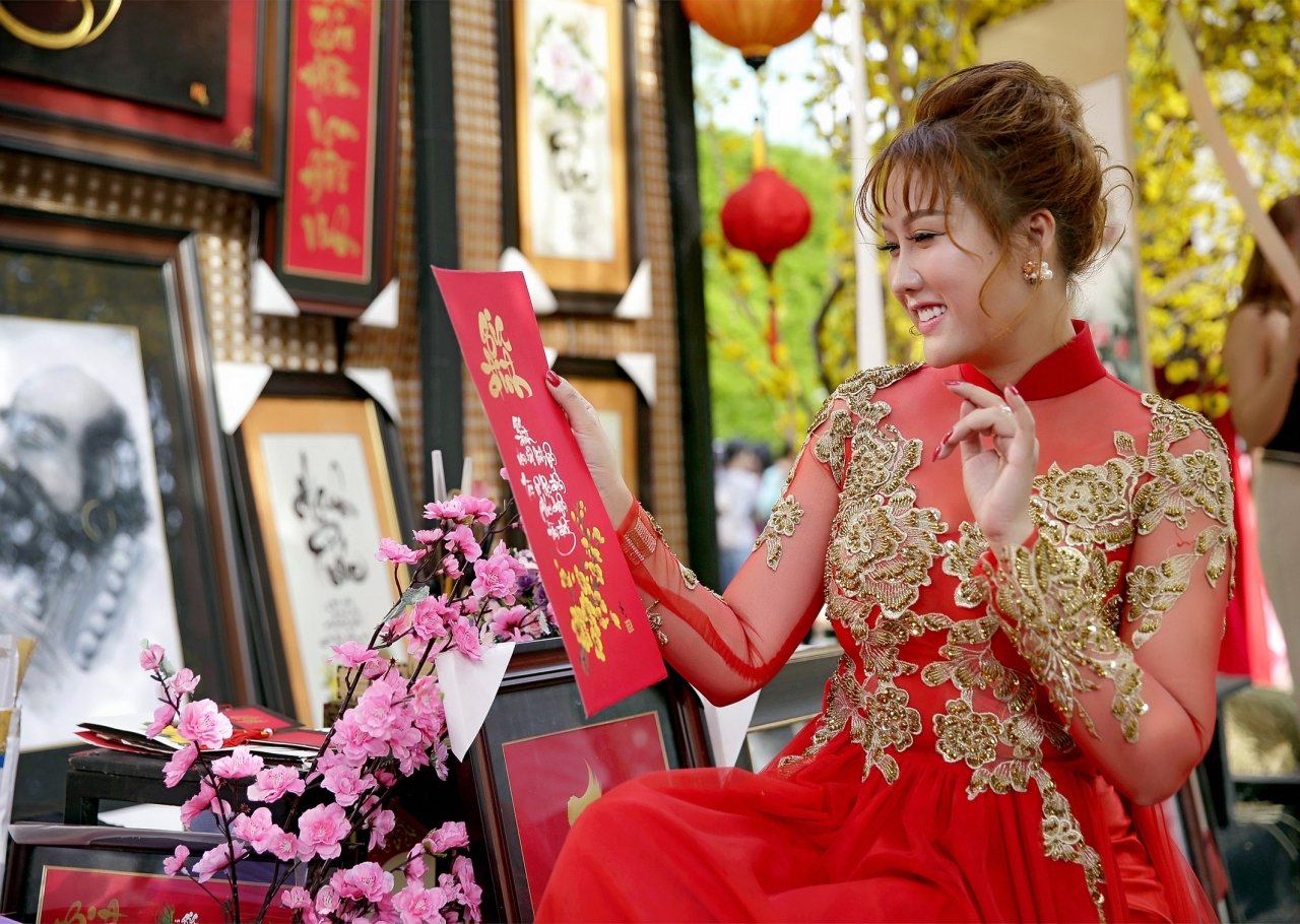 mac-chong-cu-tu-tu-vi-thua-lo-phi-thanh-van-tinh-tu-ben-trai-tay-ngay-tet