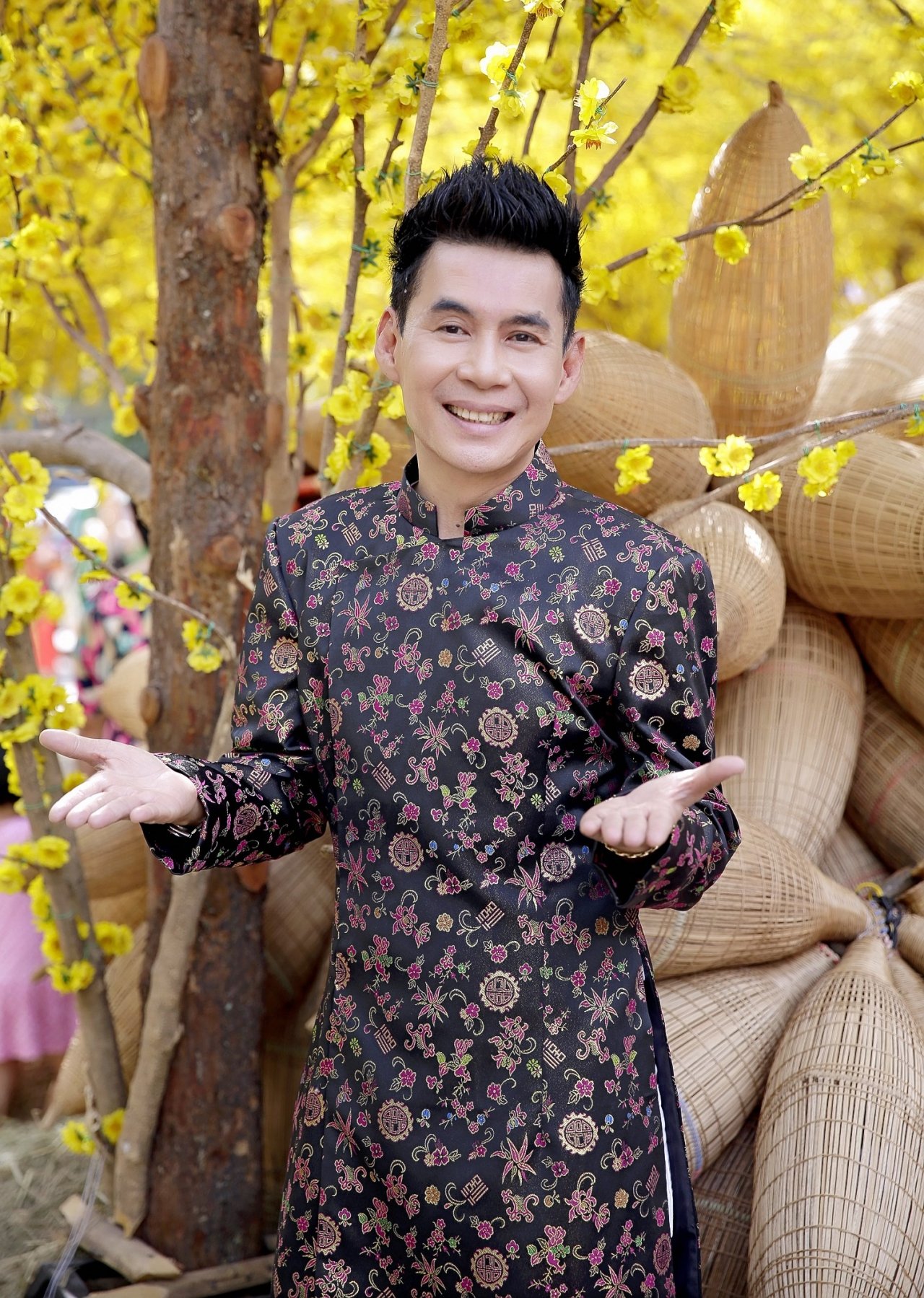mac-chong-cu-tu-tu-vi-thua-lo-phi-thanh-van-tinh-tu-ben-trai-tay-ngay-tet