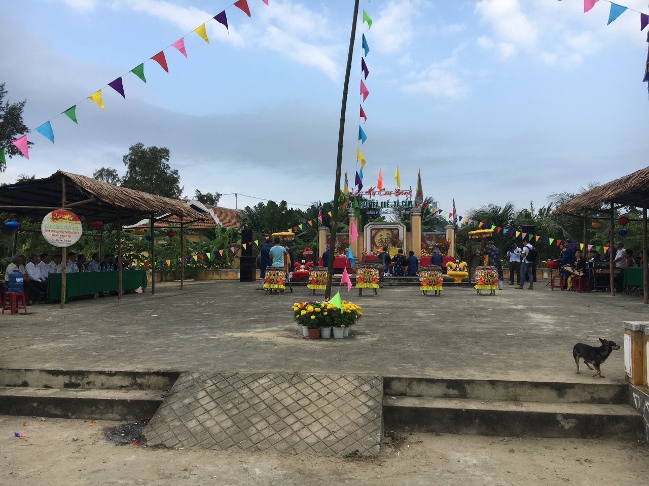 ve-lang-rau-400-tuoi-xem-le-hoi-cau-bong-dau-nam