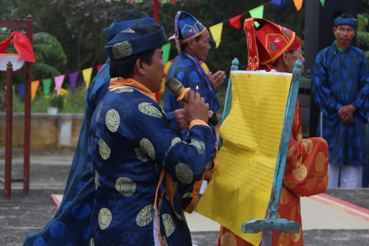 ve-lang-rau-400-tuoi-xem-le-hoi-cau-bong-dau-nam