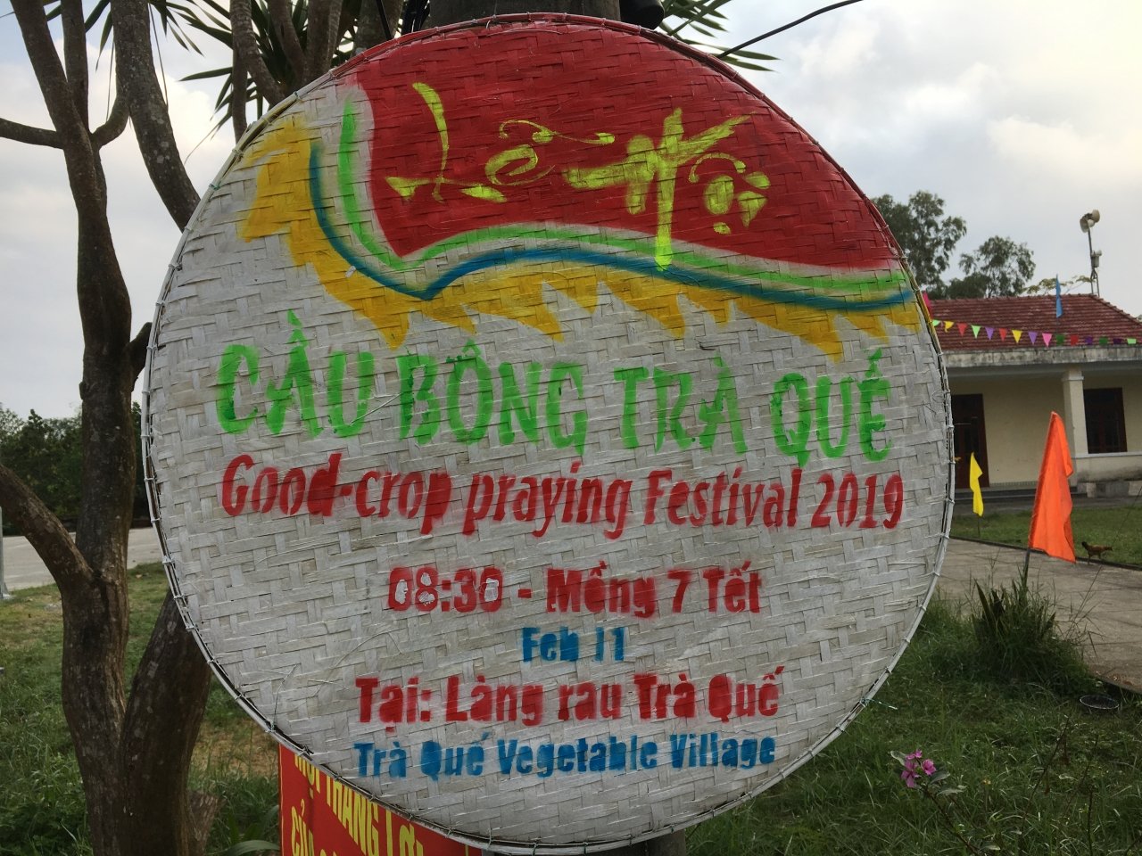 ve-lang-rau-400-tuoi-xem-le-hoi-cau-bong-dau-nam