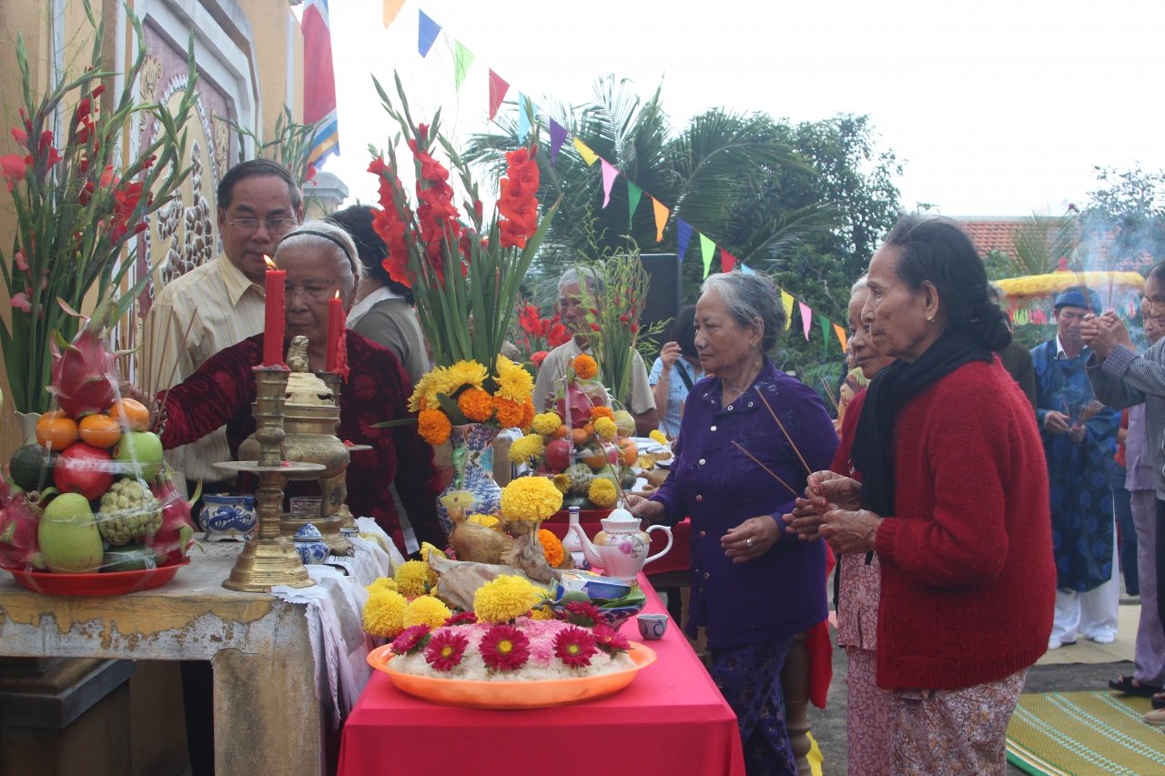 ve-lang-rau-400-tuoi-xem-le-hoi-cau-bong-dau-nam