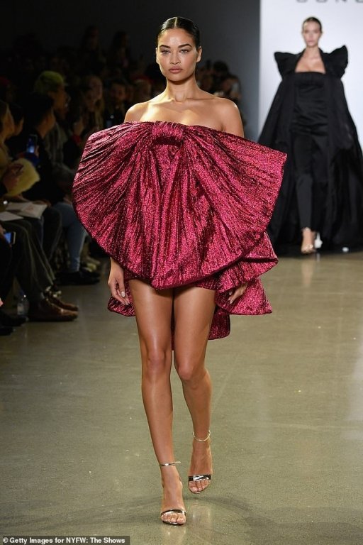 dan-mau-victorias-secret-trinh-dien-show-cong-tri-o-new-york