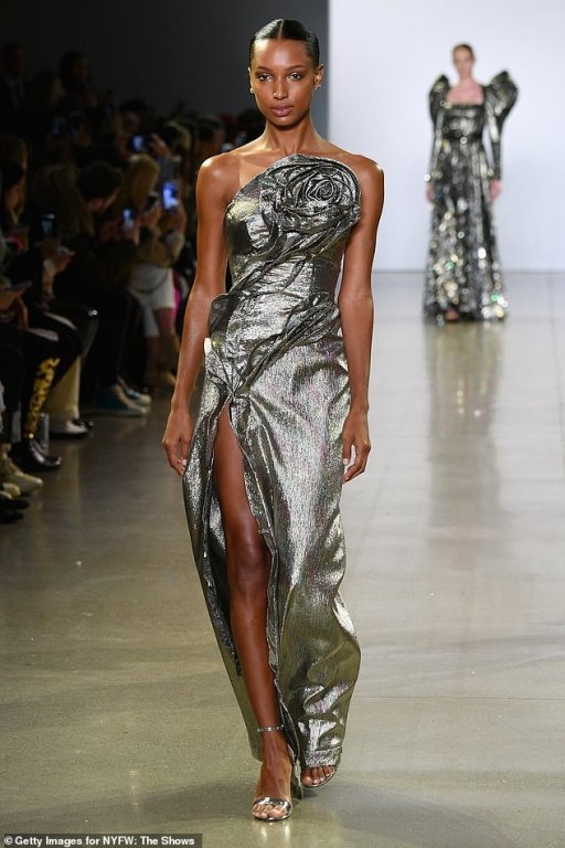 dan-mau-victorias-secret-trinh-dien-show-cong-tri-o-new-york