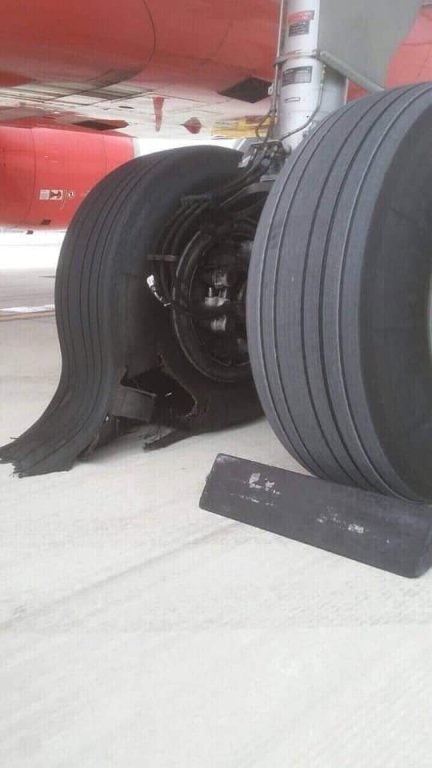 may-bay-vietjet-no-nop-khi-ha-canh-xuong-tan-son-nhat