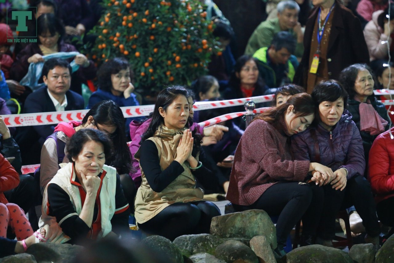 nguoi-dan-ngoi-tran-ra-duong-de-dang-sao-giai-han-dau-nam