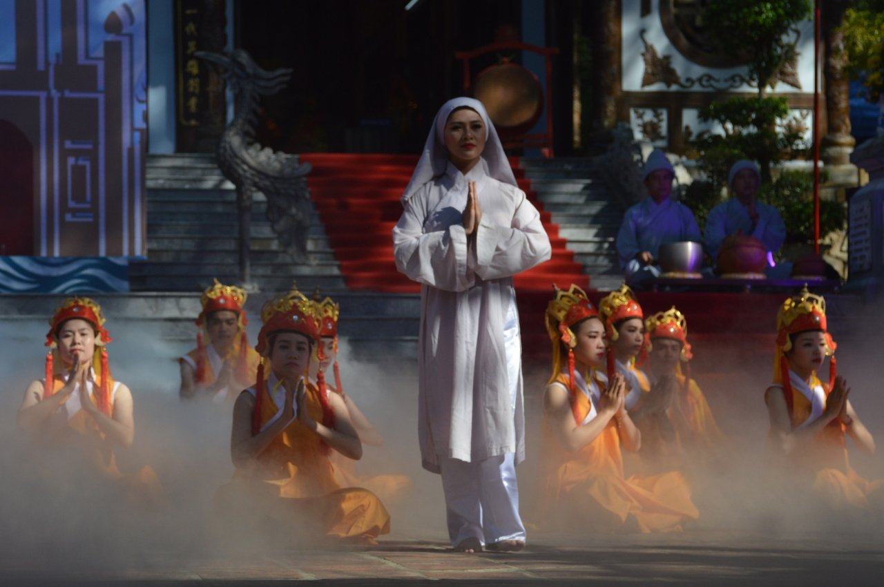 hang-nghin-nguoi-thap-nen-nhang-tri-an-vi-cong-chua-co-cong-mo-coi