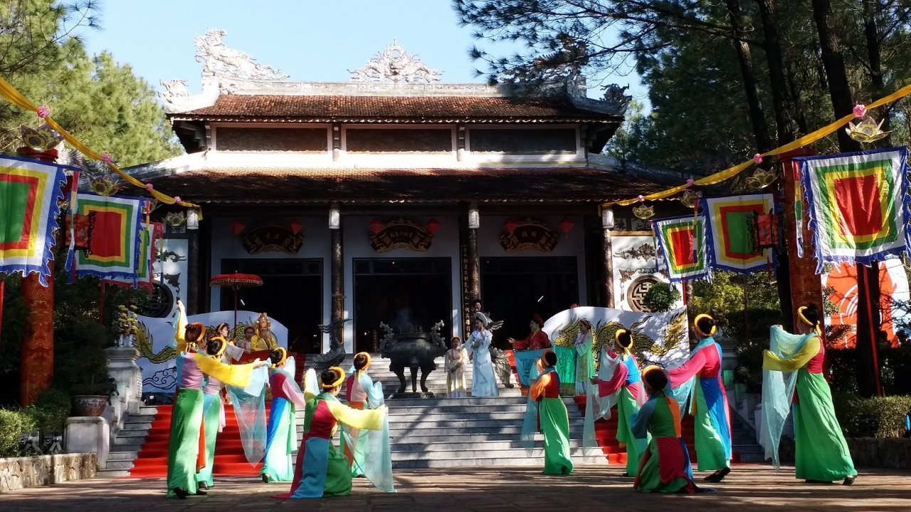 hang-nghin-nguoi-thap-nen-nhang-tri-an-vi-cong-chua-co-cong-mo-coi