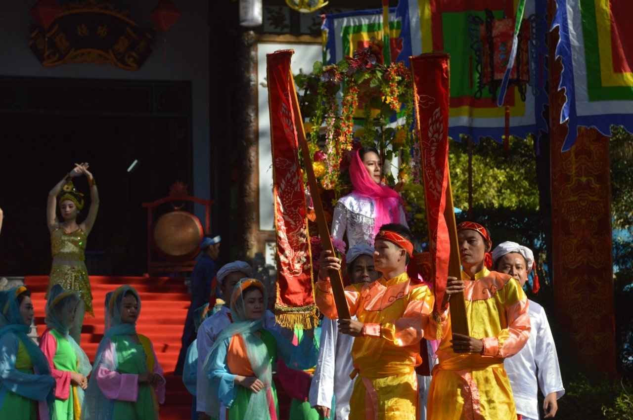 hang-nghin-nguoi-thap-nen-nhang-tri-an-vi-cong-chua-co-cong-mo-coi