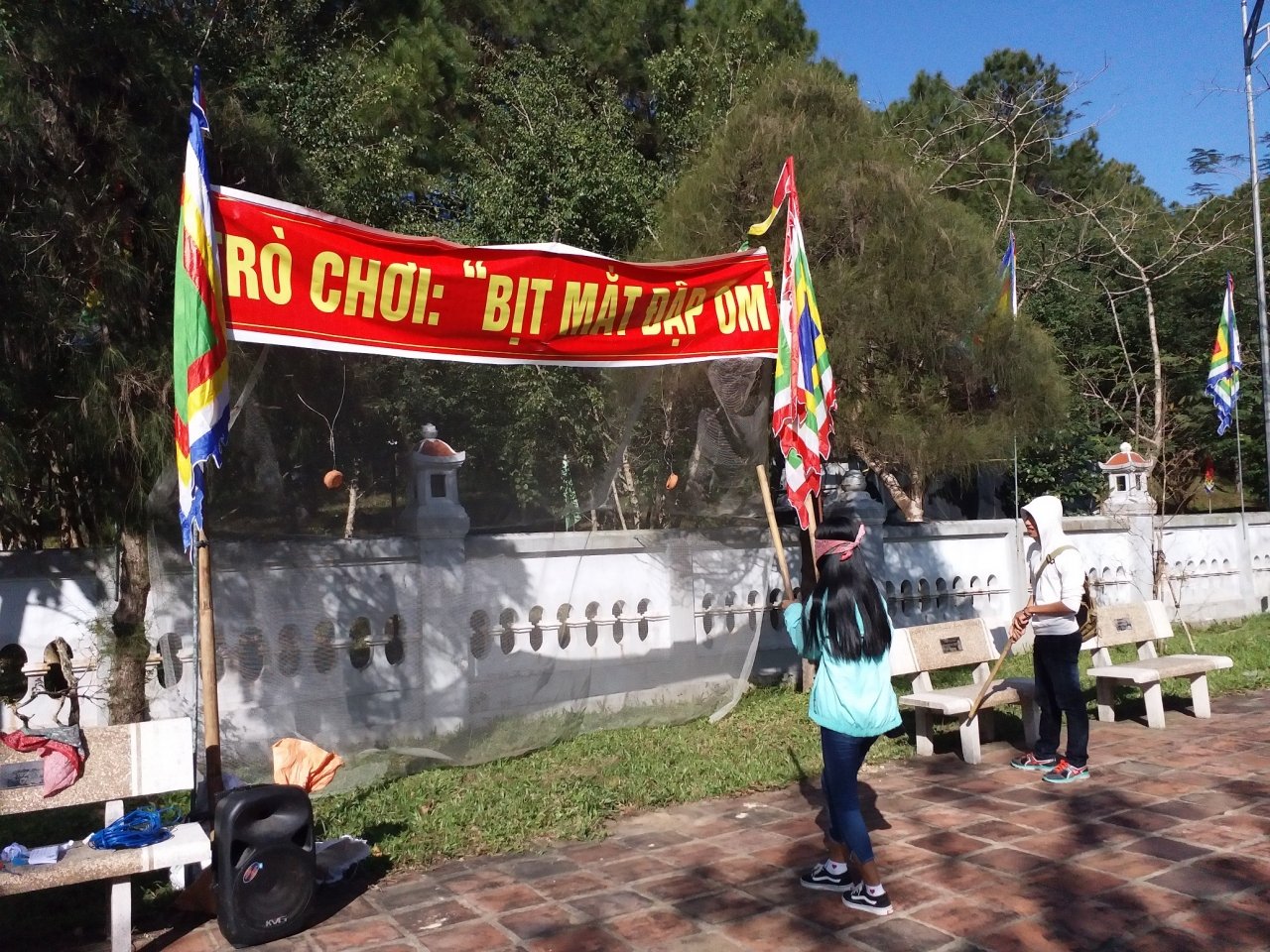 hang-nghin-nguoi-thap-nen-nhang-tri-an-vi-cong-chua-co-cong-mo-coi