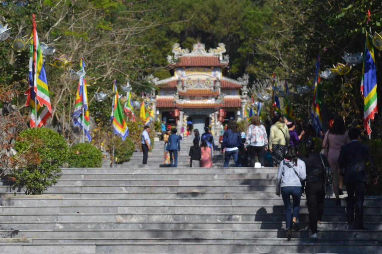 hang-nghin-nguoi-thap-nen-nhang-tri-an-vi-cong-chua-co-cong-mo-coi