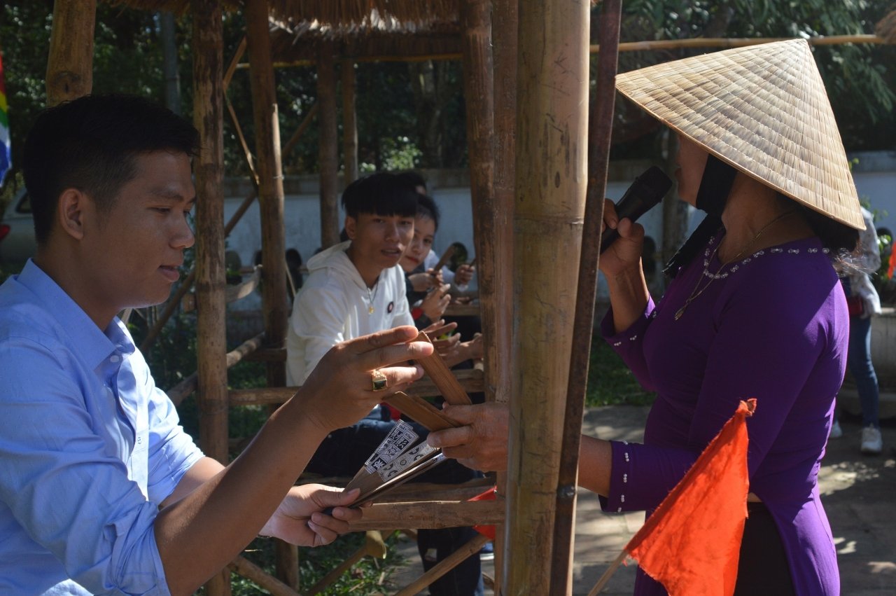 hang-nghin-nguoi-thap-nen-nhang-tri-an-vi-cong-chua-co-cong-mo-coi