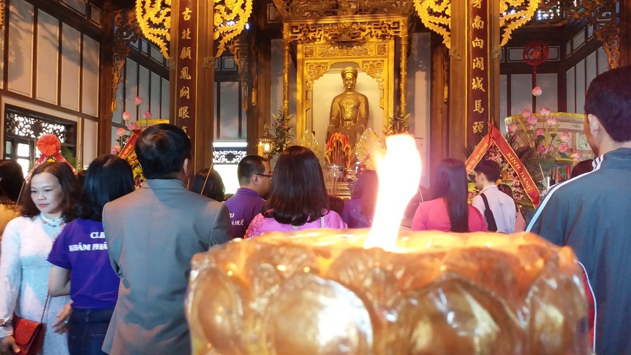 hang-nghin-nguoi-thap-nen-nhang-tri-an-vi-cong-chua-co-cong-mo-coi
