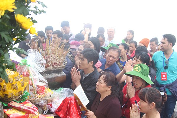 bien-nguoi-chen-chan-tray-hoi-xuan-yen-tu-trong-suong-mu