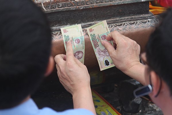 bien-nguoi-chen-chan-tray-hoi-xuan-yen-tu-trong-suong-mu