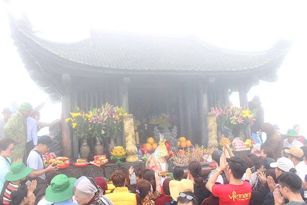 bien-nguoi-chen-chan-tray-hoi-xuan-yen-tu-trong-suong-mu