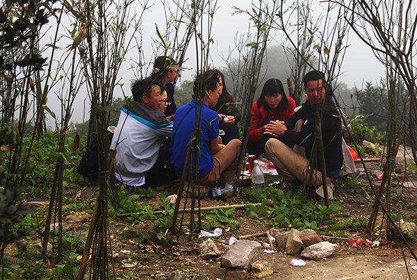 bien-nguoi-chen-chan-tray-hoi-xuan-yen-tu-trong-suong-mu