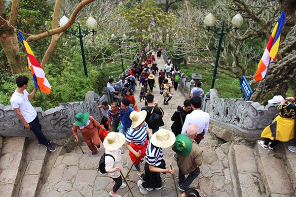 bien-nguoi-chen-chan-tray-hoi-xuan-yen-tu-trong-suong-mu