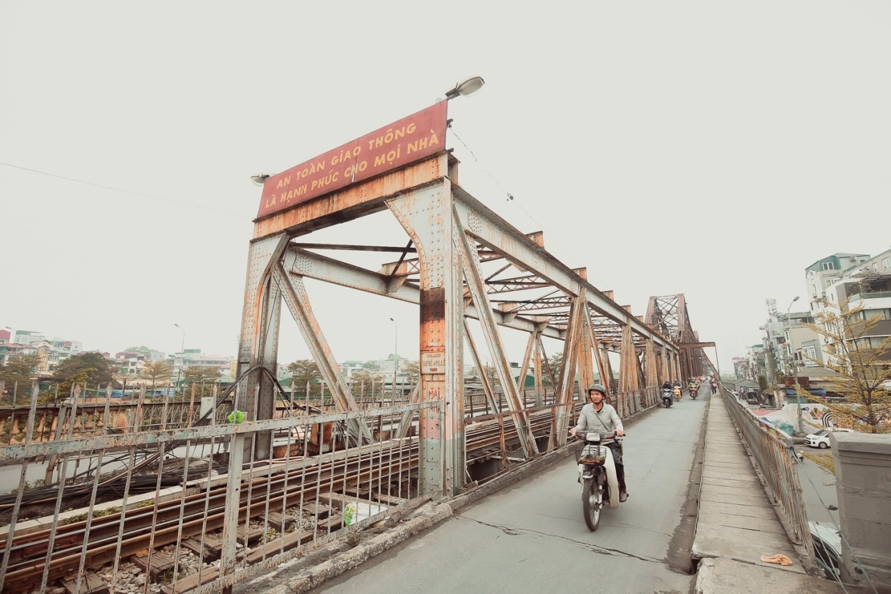 cam-canh-o-khoa-tinh-yeu-vat-veo-tren-cau-long-bien-lich-su