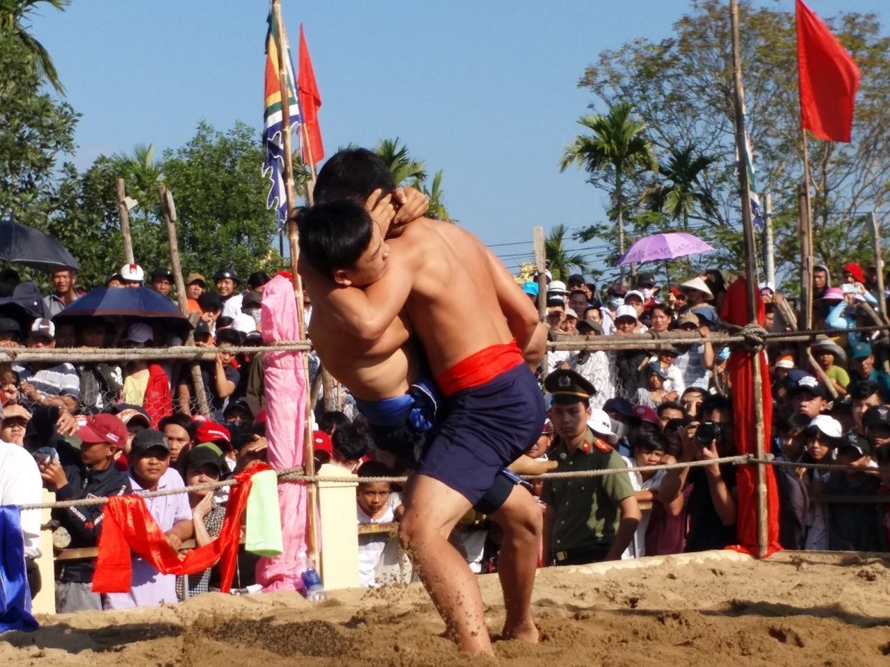 dan-hue-doi-nang-xem-trai-trang-dau-vat