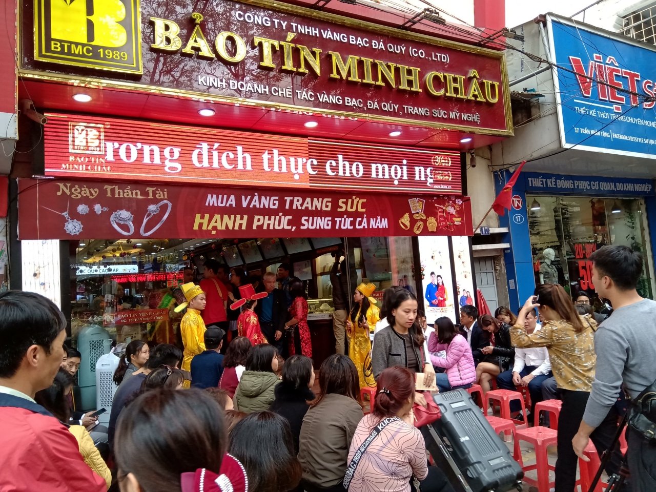 mua-vang-ngay-via-than-tai-nhan-tron-van-la-san-pham-duoc-dan-chuong