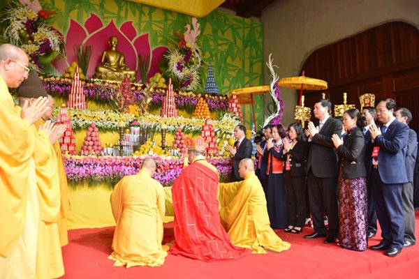 quang-ninh-tung-bung-khai-xuan-le-hoi-yen-tu-2019