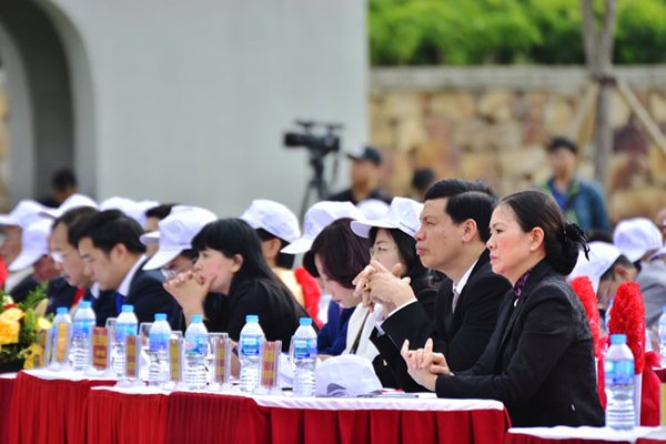 quang-ninh-tung-bung-khai-xuan-le-hoi-yen-tu-2019