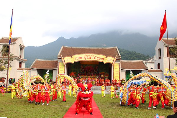 quang-ninh-tung-bung-khai-xuan-le-hoi-yen-tu-2019