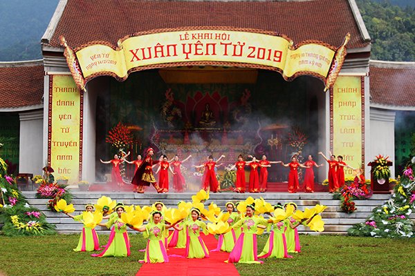 quang-ninh-tung-bung-khai-xuan-le-hoi-yen-tu-2019