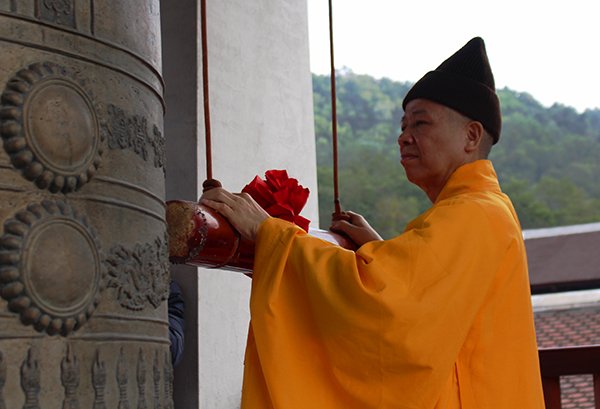 quang-ninh-tung-bung-khai-xuan-le-hoi-yen-tu-2019