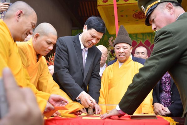 quang-ninh-tung-bung-khai-xuan-le-hoi-yen-tu-2019