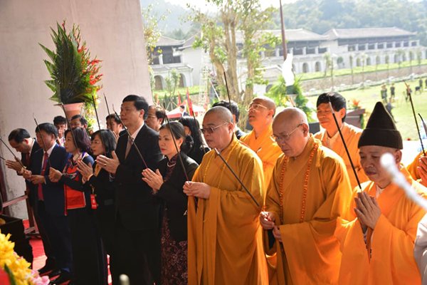 quang-ninh-tung-bung-khai-xuan-le-hoi-yen-tu-2019