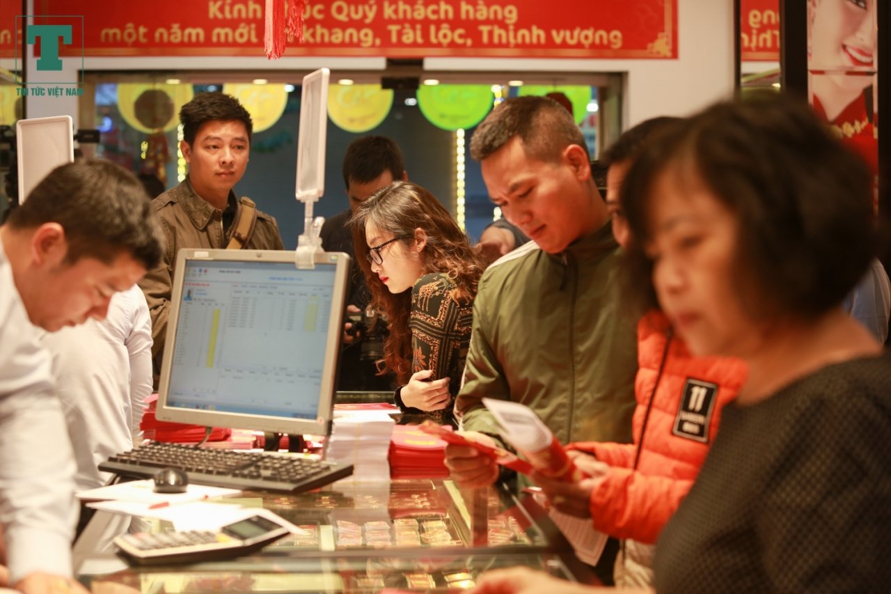 thai-phu-den-ngay-sinh-van-di-xep-hang-mua-vang-tu-rang-sang