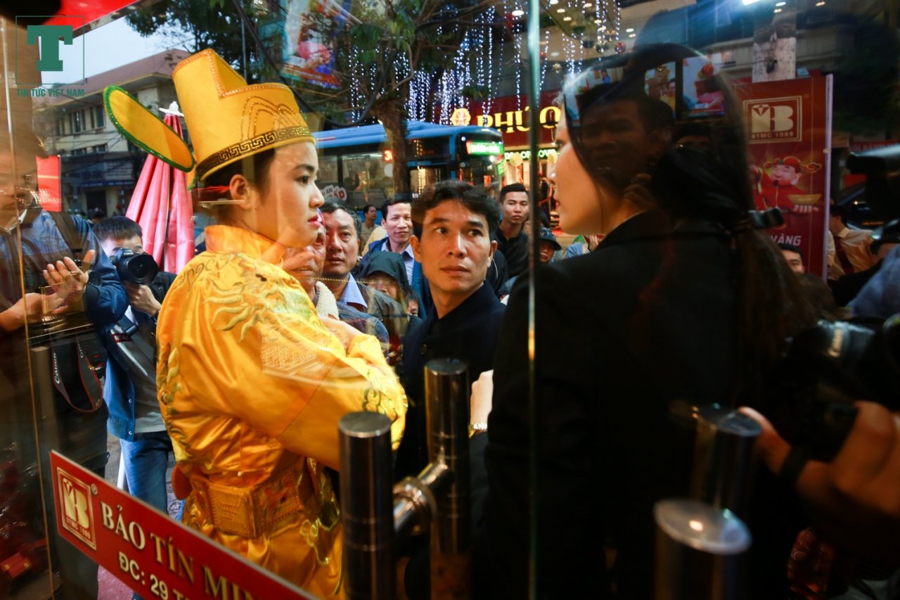 thai-phu-den-ngay-sinh-van-di-xep-hang-mua-vang-tu-rang-sang