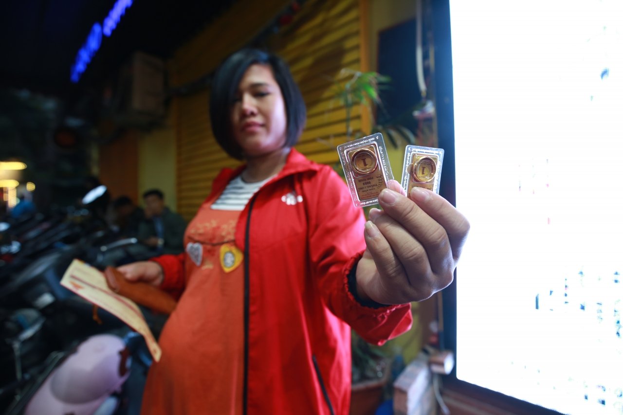 thai-phu-den-ngay-sinh-van-di-xep-hang-mua-vang-tu-rang-sang